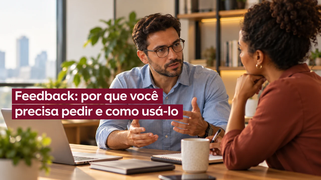 Duas profissionais conversam sobre feedback em uma reunião de trabalho.
